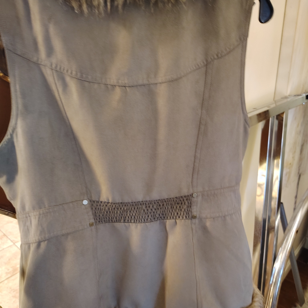 Women's Gray Faux Fur Vest - Picture 9 of 9